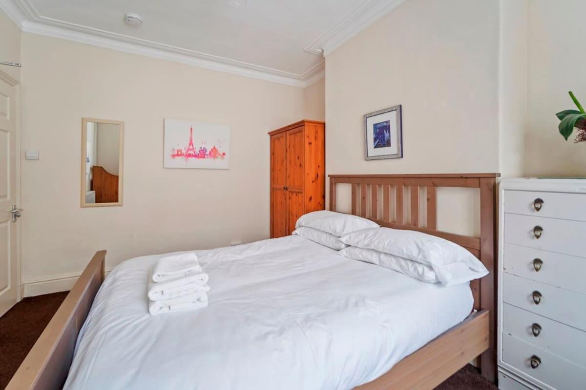 4 Bed Homely Retreat - Wolverhampton Exterior foto